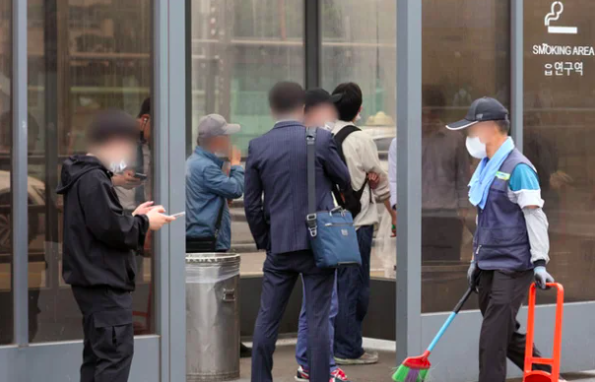 흡연하는 시민들. 사진은 특정 기사 내용과 무관함. 연합뉴스