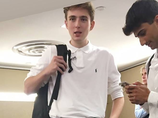 지난 4일(현지 시각) 배런 트럼프가 뉴욕대 강의실에서 백팩을 메고 친구들과 이야기를 하는 모습. /X(옛 트위터)