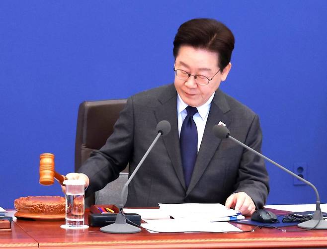 세제 정책 전문가들은 이재명 대통령이 고가주택의 장기보유특별공제 제도를 폐지하고 장기거주세액공제 제도를 도입할 가능성이 높다고 보고 있다. 사진은 지난 3월 24일 국무회의를 주재하는 이 대통령./뉴스1