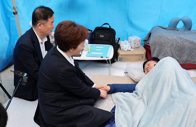 더불어민주당 강득구·이언주 최고위원이 22일 오전 국회 본관 앞에서 단식 12일째를 맞은 안호영 의원을 찾아 대화하고 있다. /연합뉴스