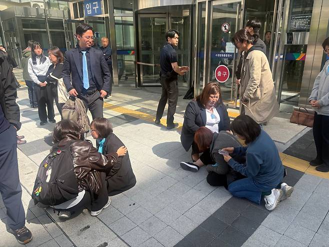 공장 화재로 23명의 사망자가 발생한 화성 리튬전지 제조업체 아리셀 박순관 대표의 항소심 선고 이후인 22일 아리셀 참사 유족들이 경기 수원고등법원 앞에서 입장을 밝히고 있다./김수언기자
