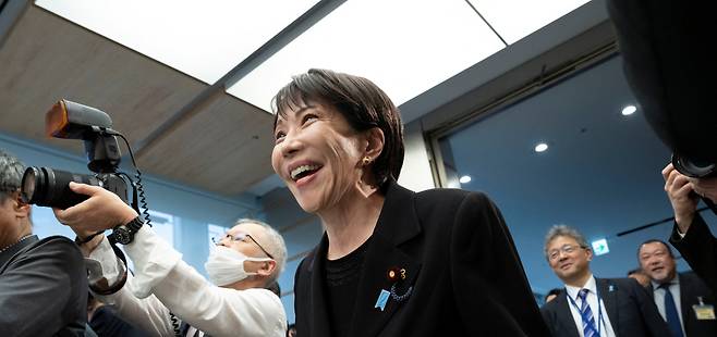 지난 10일 다카이치 일본 총리가 영국 록 밴드 딥 퍼플과의 미팅을 참석하고 있다. /로이터 연합뉴스