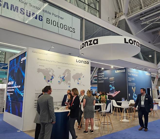 2023년 '바이오 인터내셔널 컨벤션(바이오USA)'에 마련된 스위스 CDMO 업체 론자 부스 위로 삼성바이오로직스 현수막이 보인다. /보스턴(미국)=염현아 기자