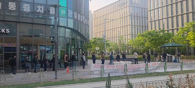 21일 오전 6시 40분쯤 셔틀버스를 기다리는 SK하이닉스 직원들이 줄을 서 있다. /강정아 기자