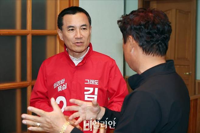 김진태 국민의힘 강원도지사 후보가 지난 21일 오후 강원도 양양 수산리어촌마을회관에서 주민들과 대화를 나누고 있다. ⓒ데일리안 홍금표 기자