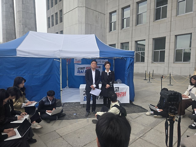 강득구·이언주 더불어민주당 최고위원이 22일 국회 본청 앞 안 의원의 단식 농성장에서 발언하고 있다. ⓒ이언주의원실