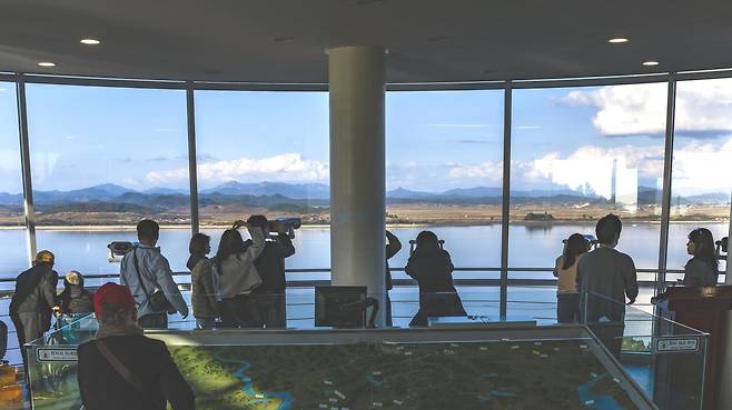 인천 강화군 양사면에 있는 강화평화전망대를 찾은 시민들이 북한 개풍군을 망원경을 통해 살펴보고 있다. 강화군 제공