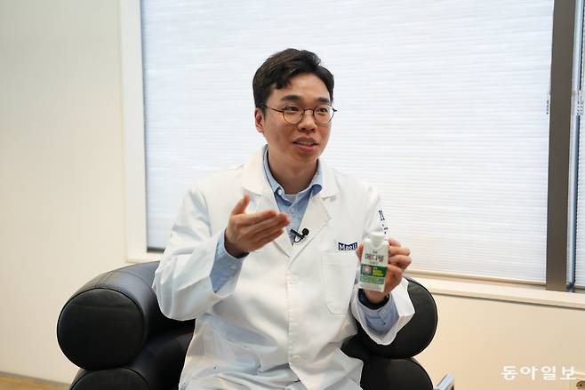 매일유업 MIC 뉴트리션연구소에서 메디컬 제품 연구개발과 균형 영양식 브랜드 ‘메디웰’을 담당하는 이치우 박사가 균형 영양식을 고를 때 주의할 점을 설명하고 있다. 
이진한 의학전문기자·의사 likeday@donga.com