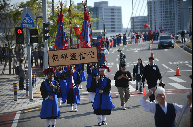 지난해 열린 조선통신사 축제에서 사절단 행렬이 재연되고 있다. 부산문화재단 제공