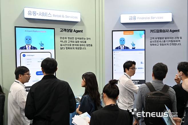 국내 최고 정보통신기술(ICT) 축제 '월드IT쇼 2026'이 22일 서울 강남구 코엑스에서 열렸다. 삼성SDS 부스에서 관람객이 AI 협업 솔루션에 대한 설명을 듣고 있다. 김민수기자 mskim@etnews.com