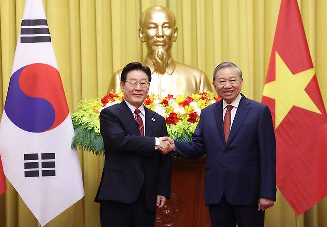 이재명 대통령과 또 럼 베트남 공산당 서기장 겸 국가주석이 22일(현지시간) 하노이 주석궁에서 기념촬영을 하고 있다. 연합뉴스