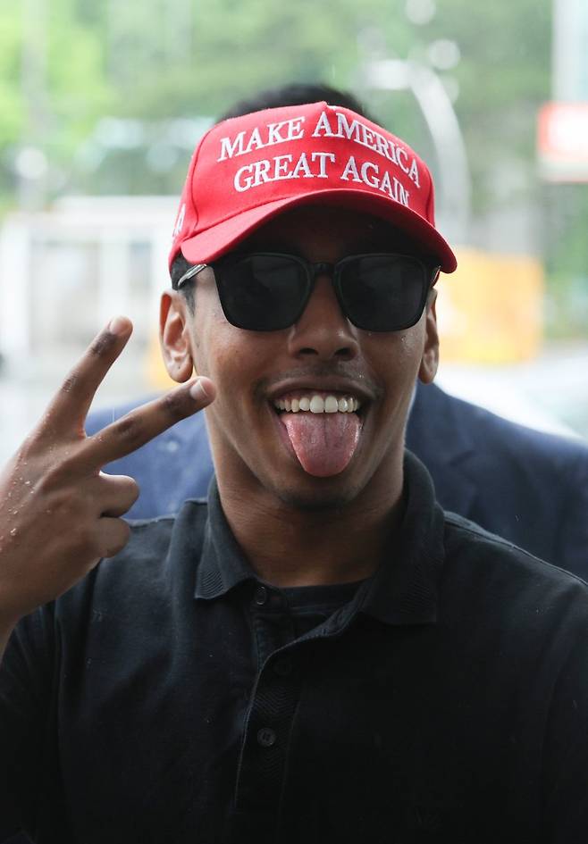 미국인 유튜버 조니 소말리가 지난해 5월 서울 마포구 서울서부지법에서 열린 업무방해·경범죄처벌법 위반 혐의 공판에 출석하고 있다. 뉴스1