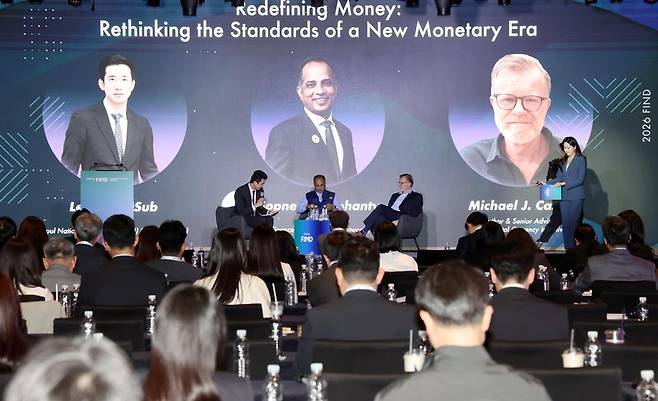 파이낸셜뉴스가 22일 서울 여의도 페어몬트 앰배서더에서 주최한 '2026 FIND·제27회 서울국제금융포럼'에서 이종섭 서울대학교 경영대학 교수의 사회로 기조대담이 열리고 있다. 왼쪽부터 이 교수, 솝넨두 모한티 글로벌금융기술네트워크(GFTN)그룹 최고경영자(CEO), 마이클 J 케이시 미국 매사추세츠공과대학교(MIT) 미디어랩 산하 디지털화폐 이니셔티브(DCI) 수석고문. 사진=박범준 기자