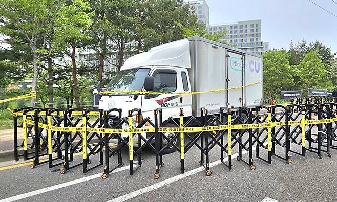 화물연대 조합원들을 들이받은 비지에프로지스 트럭이 경찰에 압류된 상태로 사고 현장에 있다. 최상원 기자