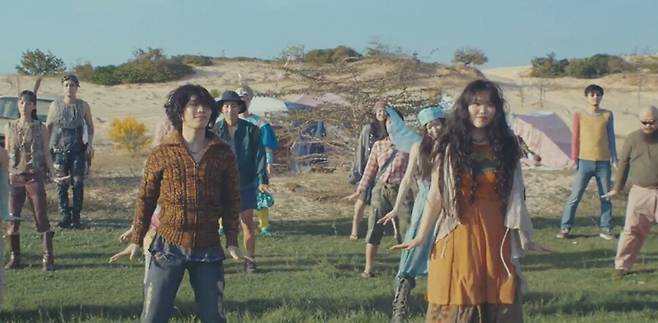 악뮤의 신곡 ‘소문의 낙원’ 뮤직비디오의 한 장면. 영상 갈무리