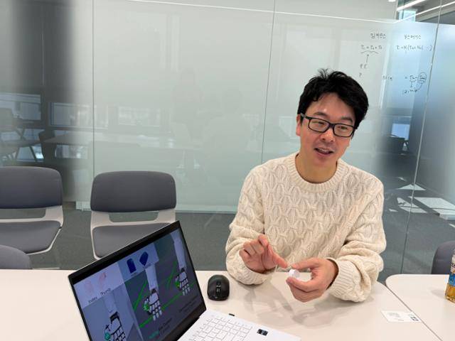 송기영 홀리데이로보틱스 대표는 다섯 손가락을 가진 로봇 손에 집중해서 로봇을 개발한다. 그는 "다섯 손가락의 로봇 손이 다양한 일을 할 수 있다"며 "그래야 로봇 가격을 낮출 수 있어 로봇 상용화가 가능하다"고 강조했다. 홀리데이로보틱스 제공