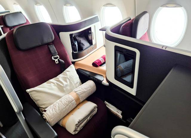 스위스 항공이 취리히-인천 노선에 투입한 최신 A350-900의 비즈니스 좌석. 새로 선보인 '스위스 센스' 내장이 탑재됐다.