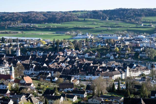 스위스 샤프하우젠주 슈타인 암 라인의 전경. 과거 성벽이 있던 자리에 그대로 주택 건물이 들어서 옛 중세 마을의 경계가 명확히 보인다.