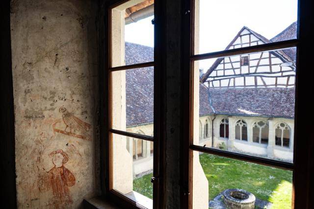 샤프하우젠주 슈타인 암 라인 성 조지 수도원 기숙사 창문을 통해 바라본 중앙 정원.