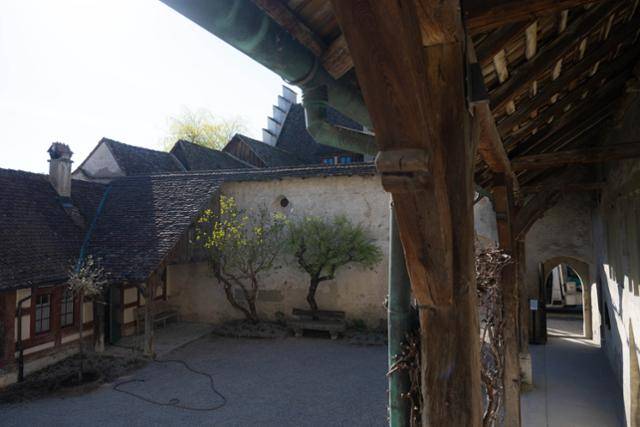 샤프하우젠주 슈타인 암 라인 성 조지 수도원 입구의 회랑과 마당.