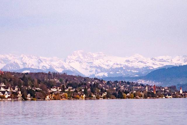 취리히에서 바라본 취리히 호수 너머로 알프스 산맥이 보인다.