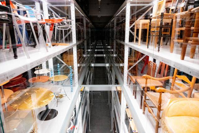 취리히 디자인 미술관 토니아레알관의 개방형 수장고.