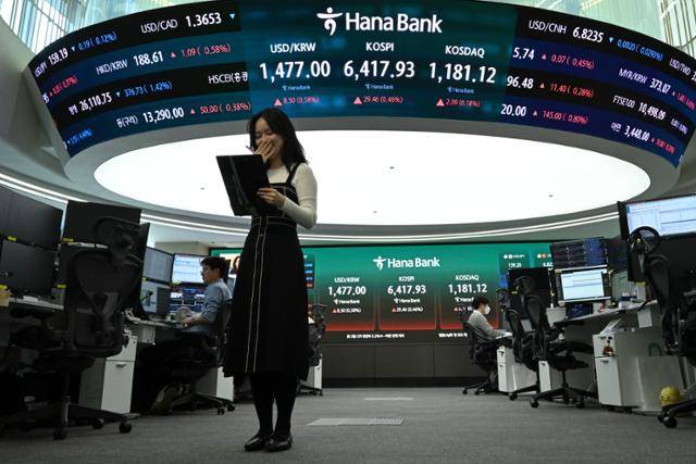 22일 서울 중구 하나은행 딜링룸 전광판에 코스피 마감 지수가 표시돼 있다. 강예진 기자