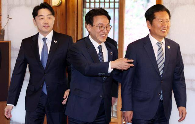 김민석 국무총리, 정청래 더불어민주당 대표, 강훈식 대통령실 비서실장이 22일 서울 종로구 국무총리 공관에서 열린 제8차 고위당정협의회에 참석하고 있다. 뉴시스