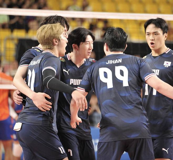 <yonhap photo-3066="">2025 아시아배구연맹(AVC) 네이션스컵 출격을 앞둔 한국 남자 배구 대표팀이 6월 7일 천안 유관순체육관에서 열린 네덜란드와 2차 평가전에서 득점 후 기뻐하고 있다. 사진=대한배구협회 제공</yonhap>