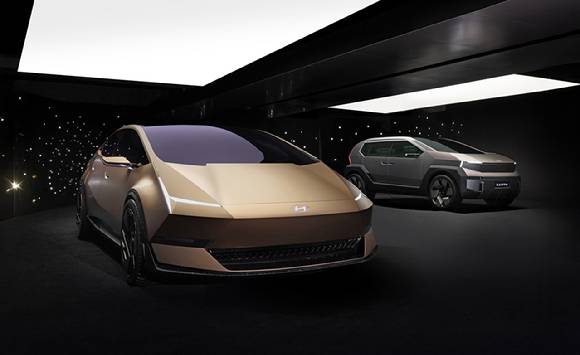 현대 모터스튜디오 베이징에 전시된 비너스 콘셉트(왼쪽)와 어스 콘셉트. [사진=현대자동차]