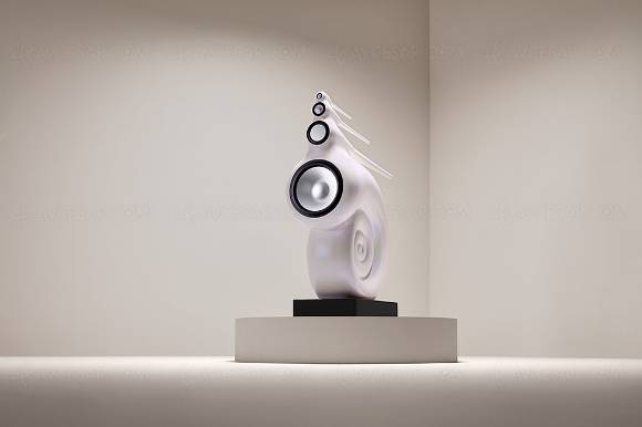 바워스 앤 윌킨스(B&W)가 '노틸러스' 30주년을 기념해 지난 2023년 선보인 한정판 '아발론 펄'(Abalone Pearl) 스피커.[사진=퀘이사존]