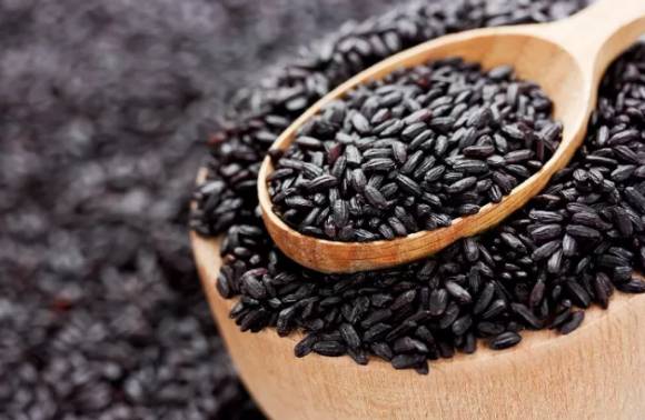 블랙푸드 위주의 식습관은 혈당 스파이크를 막는 데 도움을 준다. 사진은 흑미. [사진=Bolay]