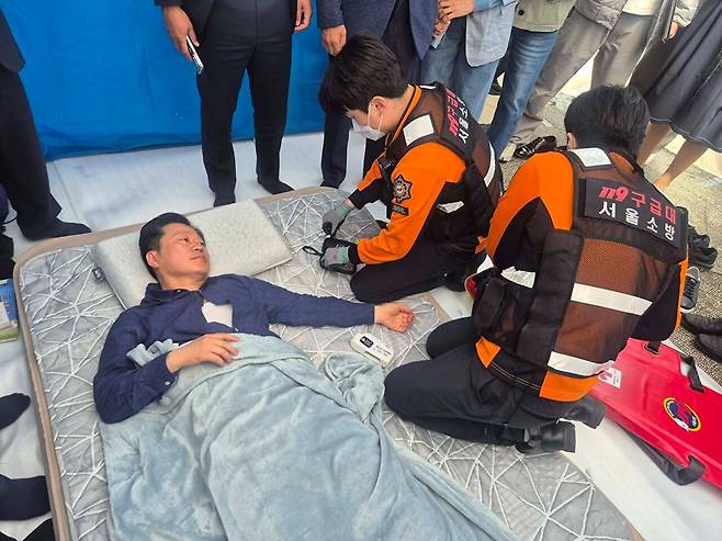 안호영 더불어민주당 의원이 단식 12일째인 22일 건강 악화로 인해 병원으로 이송되고 있다. [사진=안호영 의원 페이스북]
