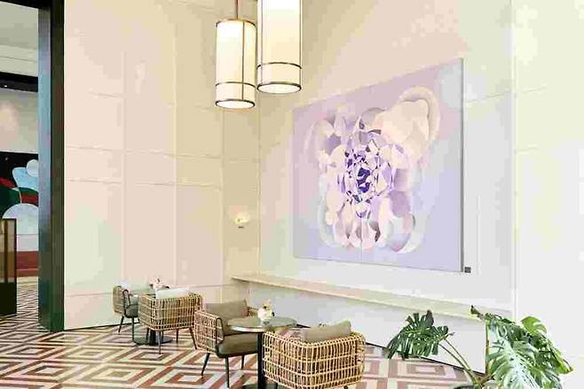 본관 로비에 전시된 양순열 작가 작품과 휴식 공간. 머무는 자리에서 작품을 마주하는 구조로 구성됐다. (그랜드 조선 제주 제공)