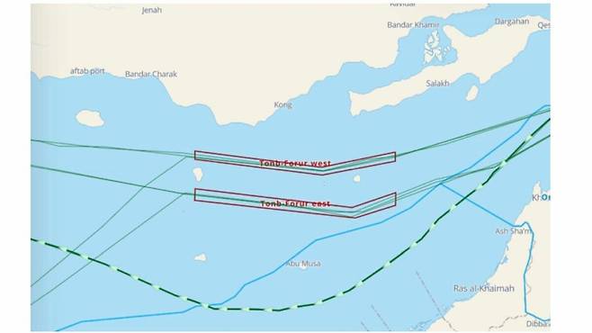 호르무즈 해협 해도. 일반지도에는 안 보이지만, 고속도로처럼 중앙의 완충지대를 사이에 두고 올라가는 배와 내려가는 배의 통항하는 방향이 정해진 분리통항수역(TSS)이 있다.