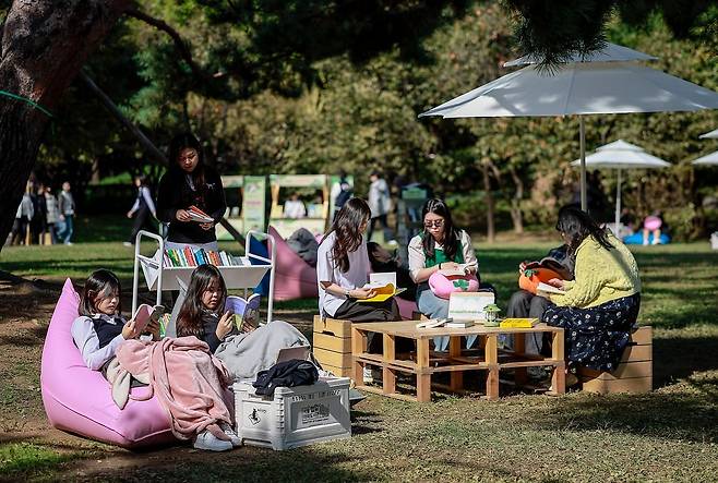 사진은 서울 송파구 공원에 마련된 야외도서관에서 시민들이 책을 읽고 있는 모습. 뉴시스