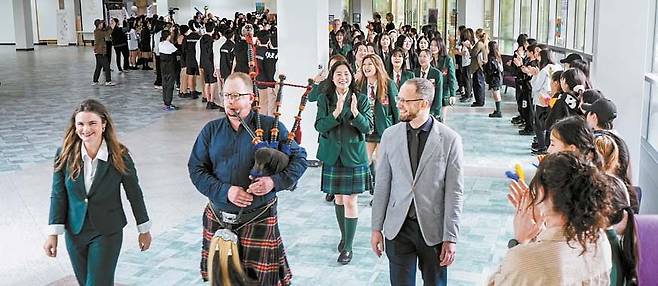 브랭섬홀 아시아만의 졸업 축하 행사인 ‘Walk of Honor 2026’. [사진 브랭섬홀 아시아]