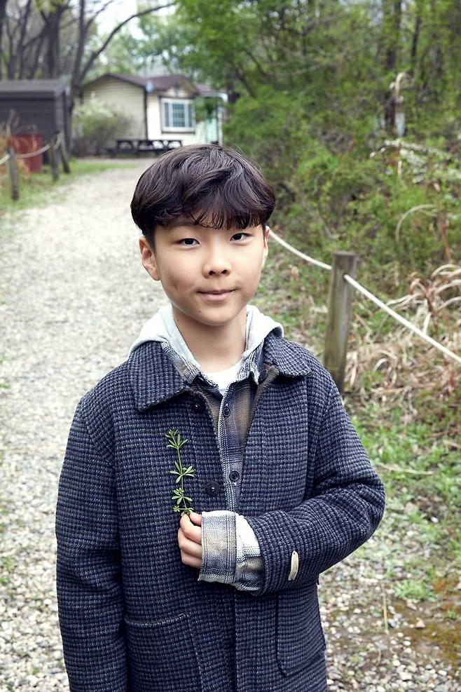 산책로 바닥에 떨어진 갈퀴덩굴을 브로치처럼 착용한 나온유 학생기자.