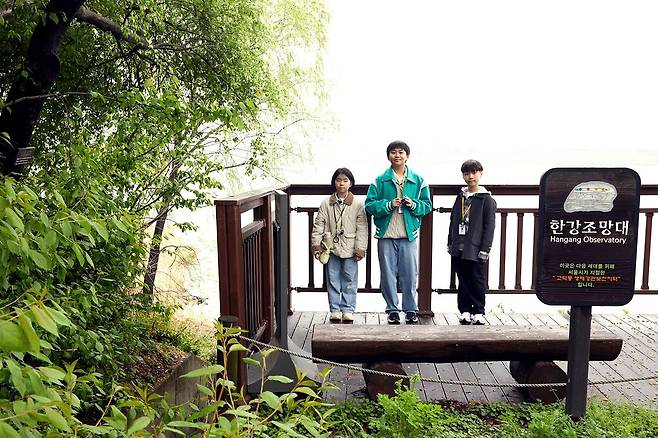 김아인·강희제·나온유(왼쪽부터) 학생기자가 한강조망대에서 고덕천과 한강이 만나는 지점을 살폈다.