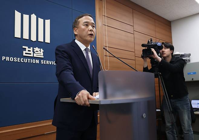 안동건 서울중앙지검 제1차장검사가 22일 서초구 서울고등검찰청 브리핑룸에서 감사원 고위공무원 뇌물수수 사건 처분 관련 브리핑을 하고 있다. 뉴스1