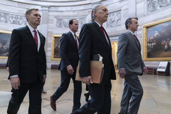 2024년 4월 16일(현지시간) 미국 워싱턴DC 연방의회 의사당에서 마이클 게스트, 어거스트 플루거, 앤디 빅스, 벤 클라인 등 하원 탄핵소추위원들이 국토안보부 장관 알레한드로 마요르카스에 대한 탄핵소추안을 전달하기 위해 의사당 로툰다를 지나 상원 회의장으로 이동하고 있다. AP=연합뉴스