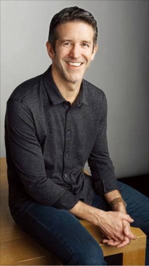 20일(현지시간) 차기 애플 최고경영자(CEO)로 지명된 존 터너스 수석부사장. 사내외에서 팀 쿡 CEO의 후계자로 꾸준히 거론돼왔다.  애플 제공