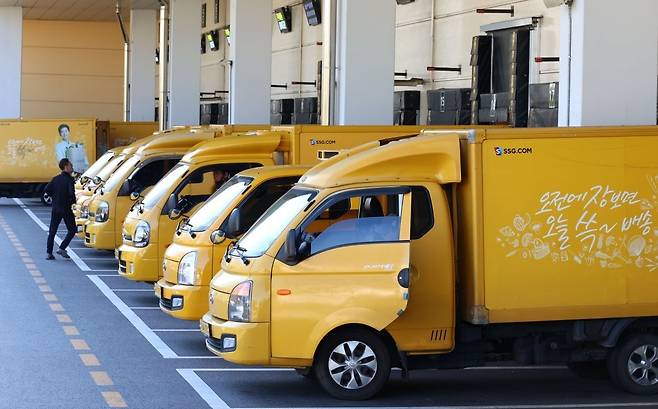 당정이 대형마트 새벽배송 규제 완화를 추진하고 있다. 현재는 새벽시간대에 대형마트가 자사 점포를 활용해 영업하는 게 불법이다. 이마트 쓱닷컴 김포물류센터에서 직원들이 배송 준비를 하고 있다. (사진=김병언 기자)