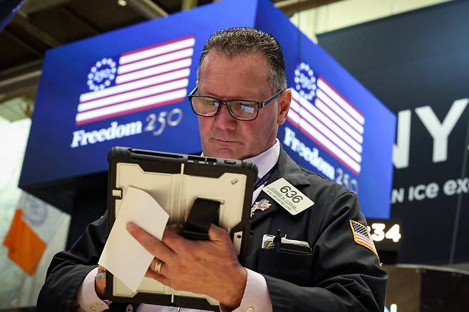 미국 뉴욕증권거래소(NYSE)의 한 트레이더.  /사진=로이터연합뉴스