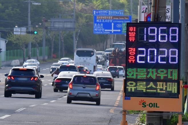 전국 평균 휘발유 가격이 2000원을 넘어선 가운데 지난 20일 오전 경북 포항시 남구 철강공단에 있는 한 주유소에서 경유가 휘발유보다 60원 비싸게 판매되고 있다.  /사진=뉴스1