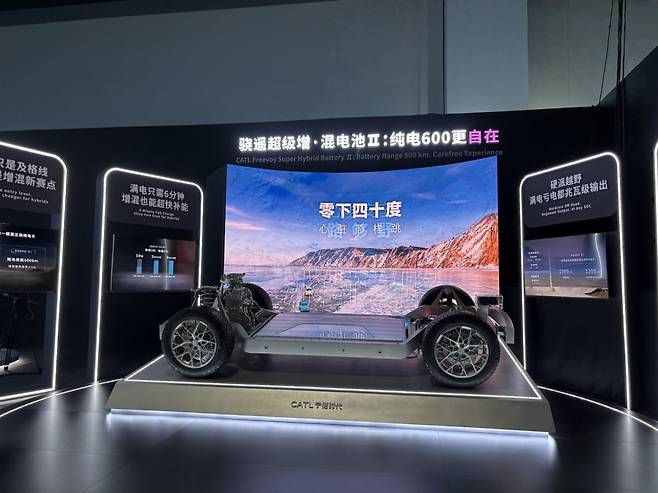 지난 21일 오후 7시30분(현지시간) 중국 베이징 국가회의센터에서 CATL(닝더스다이)이 슈퍼 테크데이를 열고 차세대 전기차 배터리 기술을 선보였다. 베이징=김은정 특파원