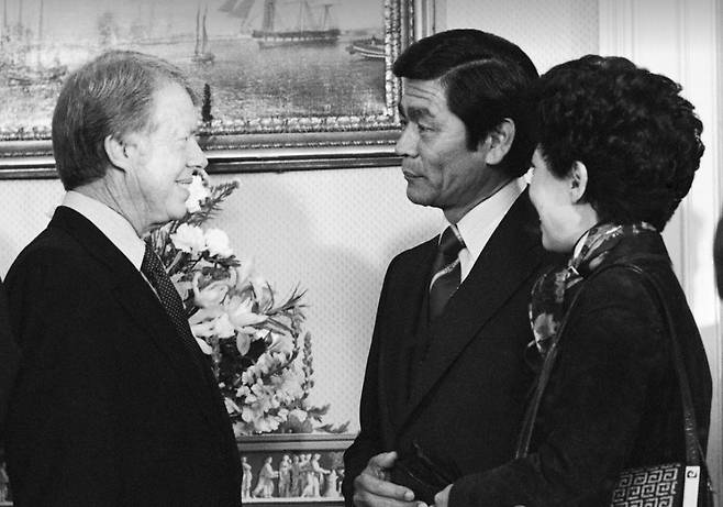 조지 아리요시 부부가 1977년 백악관에서 지미 카터 전 미국 대통령(왼쪽)과 인사를 나누고 있다. AP=연합뉴스.