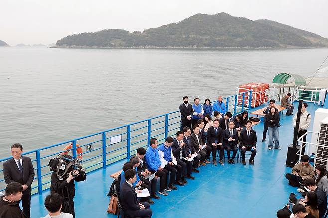 정청래 더불어민주당 대표가 22일 경남 통영시 욕지도에서 탑승한 여객선에서 열린 선상 최고위원회의에 참석해 발언하고 있다. 연합뉴스