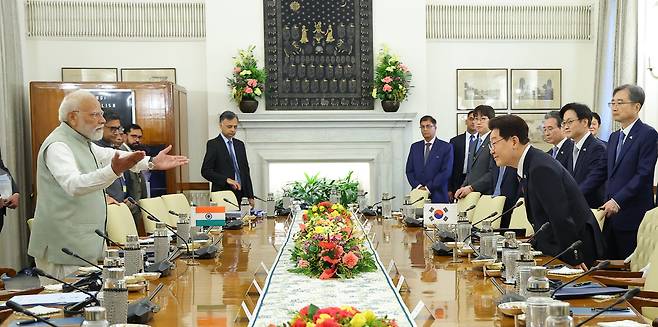인도를 국빈 방문 중인 이재명 대통령이 20일 인도 뉴델리 하이데라바드에서 모디 총리와 한-인도 확대회담을 하고 있다. 2026.4.20. 이준헌 기자