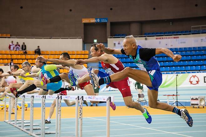 Athletes compete in a hurdles race during the 2017 World Masters Athletics Championships in Daegu. [WORLD MASTERS ATHLETICS CHAMPIONSHIPS ORGANIZING COMMITTEE]
